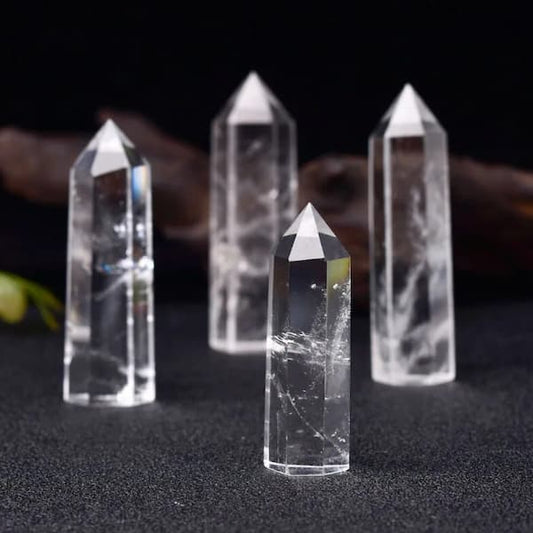 Clear quartz punt van bergkristal, een populaire edelsteen voor het versterken van positieve energie.
