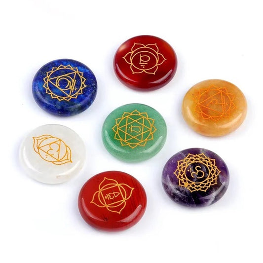 Helende chakra stenen van onder andere amethist, bergkristal en rode jaspis.