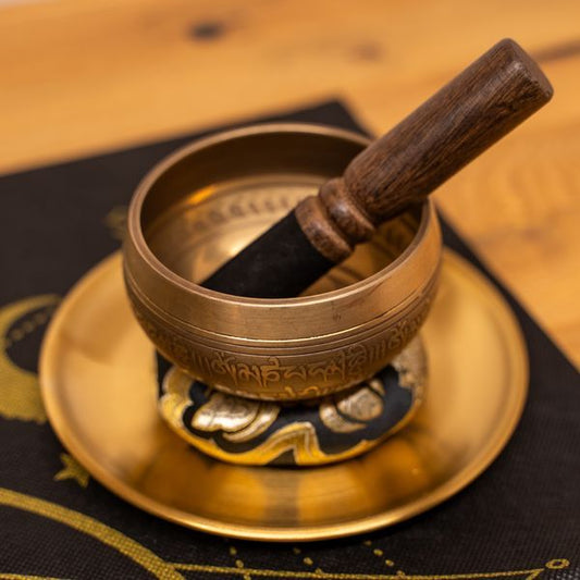 Gouden meditatieklankschaal voor yoga, mindfulness en chakra balancing.
