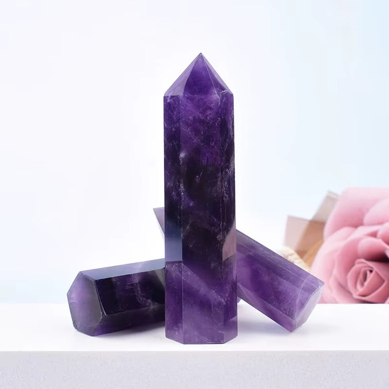 Elegante paarse amethist kristalpunt voor huis, meditatiehoek of reiki sessies