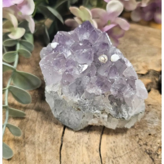 Natuurlijke paarse amethist kwartskristal ruwe vorm.