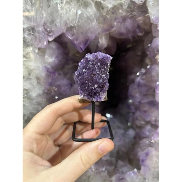 Ruwe Amethist uit Brazilië op metalen standaard van 8-9 cm