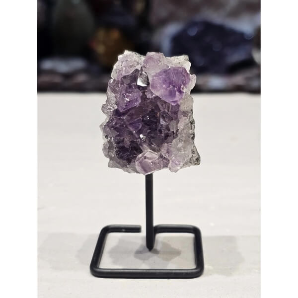 Paars Amethist kristal op decoratieve standaard