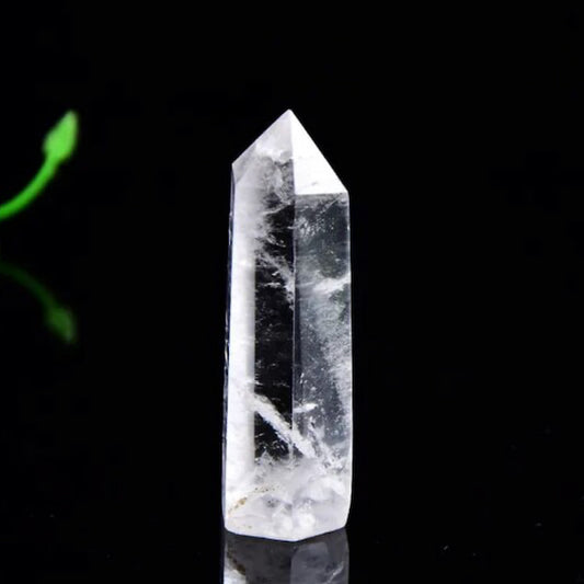 Bergkristal edelsteen punt, clear quartz, bekend om zijn krachtige energie en helende eigenschappen.