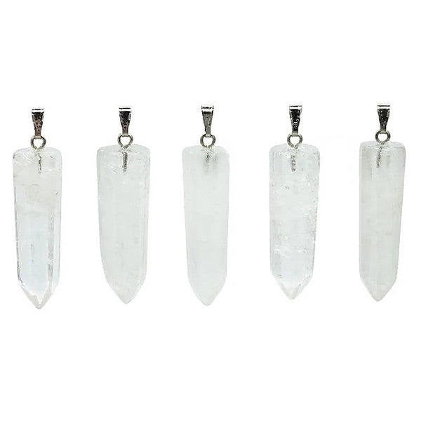 Facet geslepen bergkristal hanger met zilverkleurig hangertje.