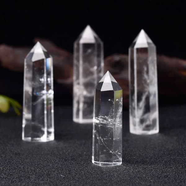 Clear quartz punt van bergkristal, een populaire edelsteen voor het versterken van positieve energie.