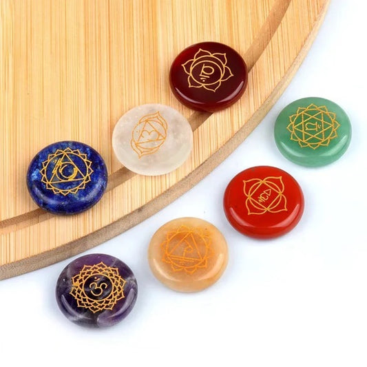 Chakra edelstenen set van 7 natuurlijke kristallen met gegraveerde symbolen.