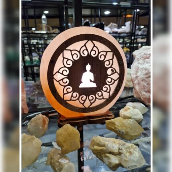 Natuurlijke zoutsteen lamp met decoratief boeddha-ontwerp