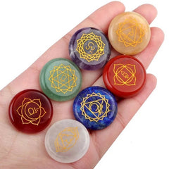 Chakra edelstenen set met 7 kristallen en gouden gravures.