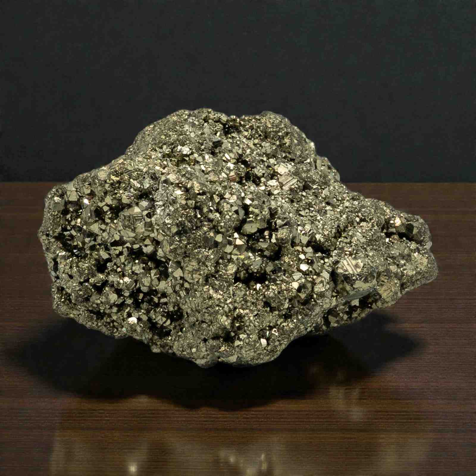 Natuurlijke ruwe pyriet steen die kracht, focus en beschermende energie ondersteunt