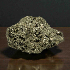 Natuurlijke ruwe pyriet steen die kracht, focus en beschermende energie ondersteunt