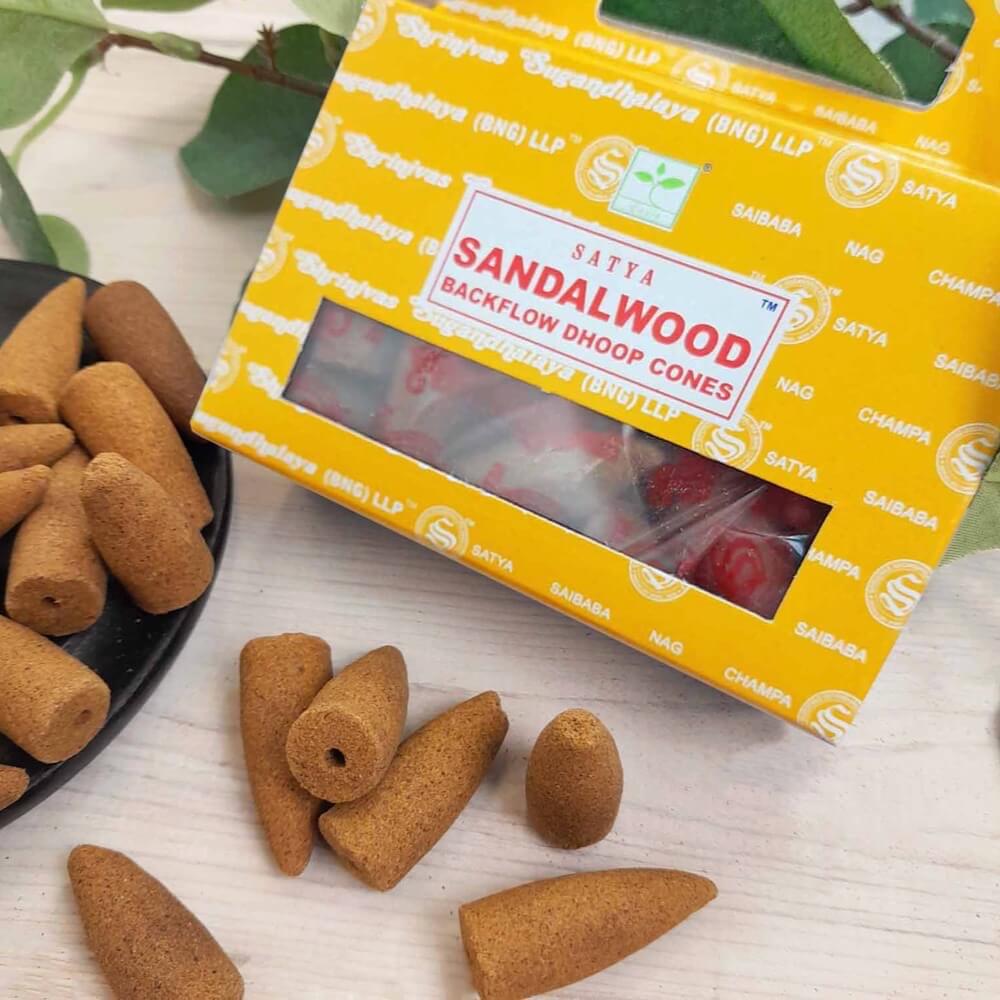 Rookstroom van Satya Sandelhout Backflow Wierookkegels in meditatiehoek