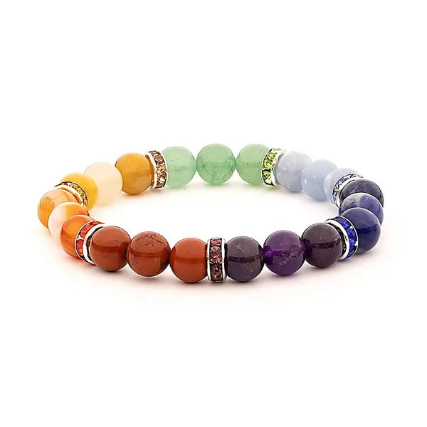 Chakra armband met edelstenen in een sfeervolle spirituele setting