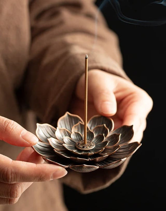 Wierook brander in de vorm van een lotus bloem