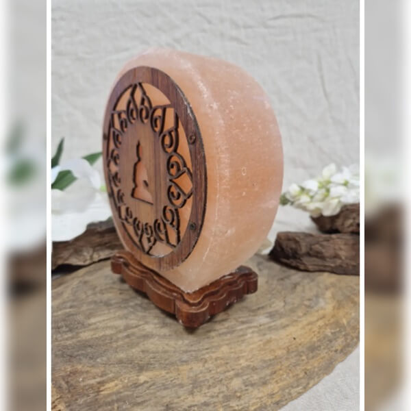 Himalaya zoutlamp met Boeddha patroon voor meditatie